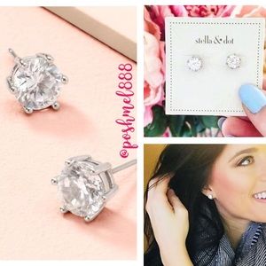 :: Stella & Dot Silver Sparkle Studs